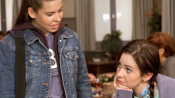 Sarah (Julia Stark, links) möchte im Schüleraustausch nach Kanada und fragt Pat (Giada Gray) um Rat.