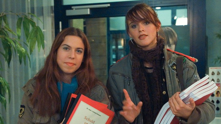 Sarah (Julia Stark, links) und Jack (Cosima Viola) versuchen, Dresslers selbst kopiertes Buch unters Volk zu bringen.