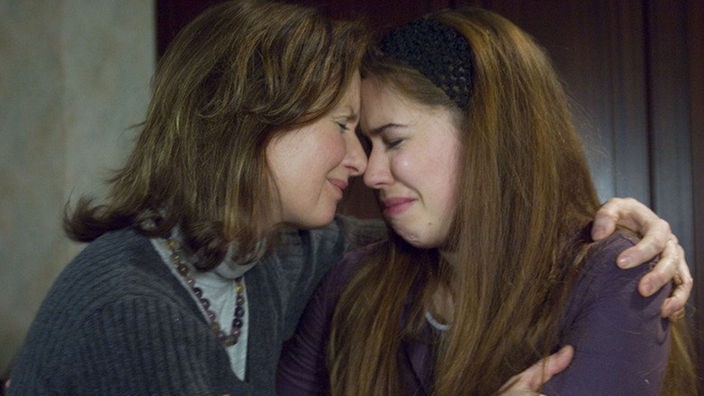 Sarah (Julia Stark, rechts) hat ihre Mutter (Irene Fischer) zur Rede gestellt. Das Gespräch wird sehr emotional.