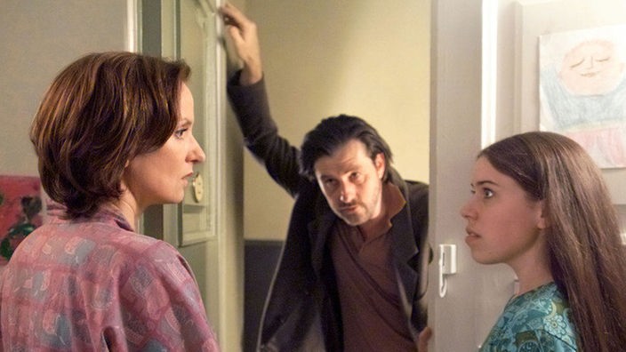 Sarah (Julia Stark, rechts) ist erstaunt: Angeblich hat Anna (Irene Fischer) mit ihrem Chef Schluss gemacht. Der (Otto Kukla) steht plötzlich angetrunken in der Tür.