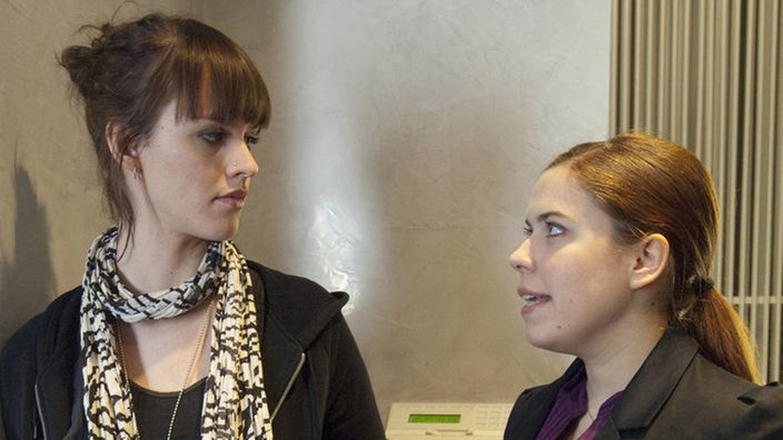 Sarah (Julia Stark, rechts) und Jack (Cosima Viola) beraten, was sie dem Anwalt sagen sollen.
