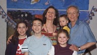 Sarah, Tom, Anna, Mürfel, Hans und Sophie auf einem Familienfoto