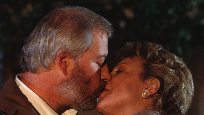 Schiller (Bill Mockridge) raubt Helga (Marie-Luise Marjan) den ersten Kuss.