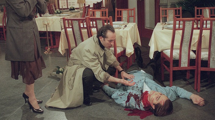 Schock in der Morgenstunde: Isolde (Marianne Rogée) und Fausto (Antonio Paradiso, Mitte) finden den ermordeten Giancarlo (Marco di Marco) im "Casarotti".