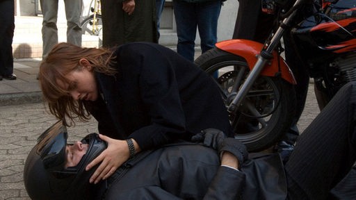 Schrecksekunde für Jack (Cosima Viola): Ihr Freund Roberto (Tim Knauer) ist mit dem Motorrad gestürzt.