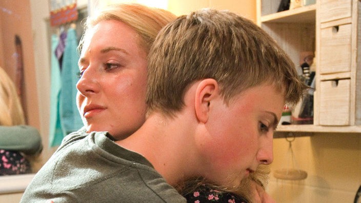 Schweren Herzens lässt Iffi (Rebecca Siemoneit-Barum) ihren Sohn Nico (Marcus Venghaus) ziehen: Er wohnt ab sofort bei Momo.