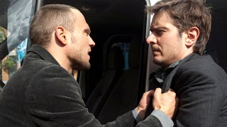 Sebastian (Juri Padél, links) lässt Timo (Michael Baral) keine Wahl: Heute muss der Anschlag stattfinden.