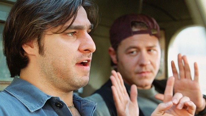 Seit der "Heldentat" der vergangenen Woche sind Olli (Willi Herren, rechts) und Murat (Erkan Gündüz) dicke Freunde.