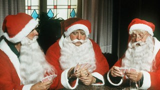Selbst beim weihnachtlichen Skatspiel mit Fritjof (Helmut Ehmig, links) und Hilmar (Winfried Schwarz) kann Onkel Franz (Martin Rickelt, rechts) das Schummeln nicht lassen.