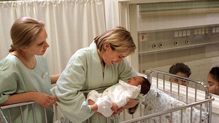 Soll sich Valerie (Nadine Spruß, re) intensiver um das unbekannte Neugeborene kümmern. Lisa (Sontje Peplow) ist besorgt.