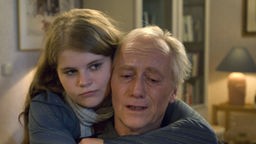 Sophie umarmt Hans tröstend