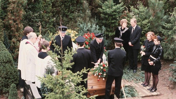 Stefan Nossek wird beerdigt (rechts im Bild: Marie-Luise Marjan, Joachim Hermann Luger, Annette Kreft, Susanne Gannott).