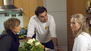 Steffi (Isabell Brenner, links) will Murat (Erkan Gündüz) überzeugen, seinen Laden aufzugeben und ihn ihr zu verpachten. Lisa (Sontje Peplow) hat Vorbehalte gegen diesen Plan.