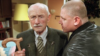 Stockschwerenot: Hartung (Arved Birnbaum, rechts) stellt Onkel Franz (Martin Rickelt) ein folgenschweres Ultimatum.