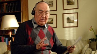 Supermann? Dr. Dressler (Ludwig Haas) gibt als Telefonberater sein Bestes, um die Probleme der hilfesuchenden Anrufer zu lösen.