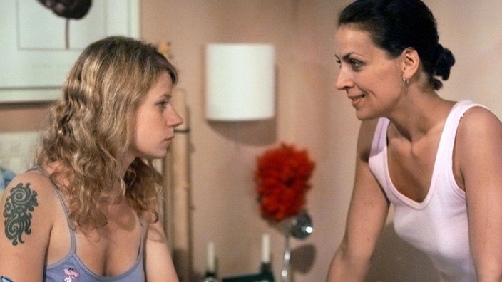 Suzanne (Susanne Evers, rechts) ist aus Dresden angereist, um Nina (Jacqueline Svilarov) in ihrer schwierigen beruflichen Lage zu helfen.