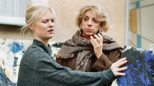 Tanja (Sybille Waury, links) verkündet Berta (Ute Mora), dass sie ausziehen will.