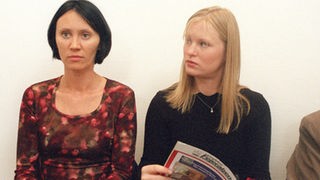 Tanja (Sybille Waury, rechts) begleitet Urszula (Anna Nowak) ins Krankenhaus. Dort soll Urszula eine Gewebeprobe entnommen werden.