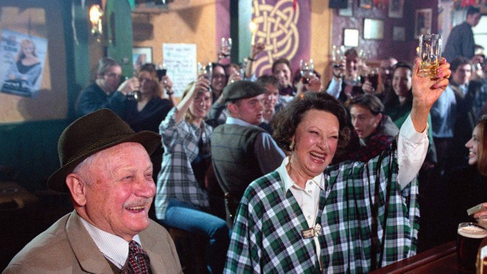 Tante Betty (Marlene Riphahn) und Onkel Franz (Martin Rickelt) haben einen riesen Spaß in Irland.