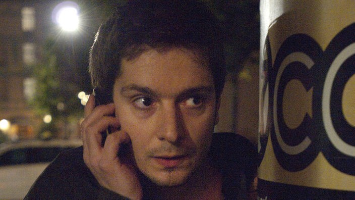 Timo (Michael Baral) erhält telefonische Anweisungen von Sebastian. Am geplanten Anschlag führt anscheinend kein Weg vorbei.