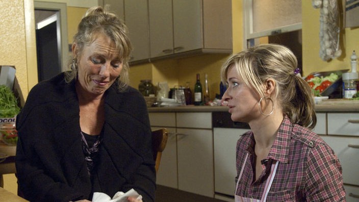Tränen in der Küche: Angelika Löhmer (Antje Lewald, links) schämt sich dafür, dass sie ihre Tochter Sandra (Jennifer Steffens) so häufig vernachlässigt hat.