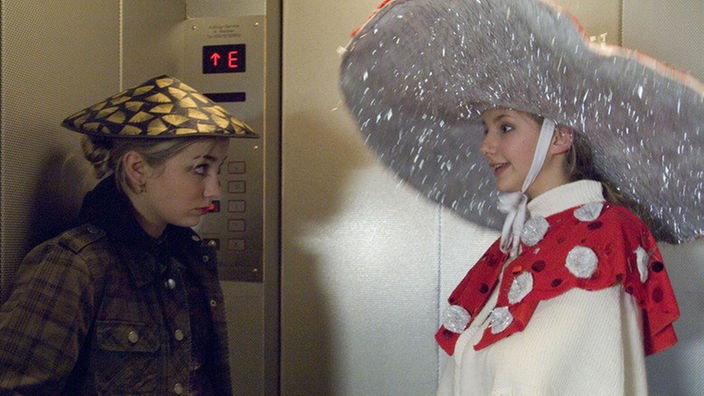 Trotz fröhlicher Karnevals-Kostüme herrscht Frust im Lift: Lea (Anna Sophia Claus, links) ist sauer, dass ihr Schwarm Nico sie nicht angesprochen hat. Caro (Cynthia Cosima) findet tröstende Worte.