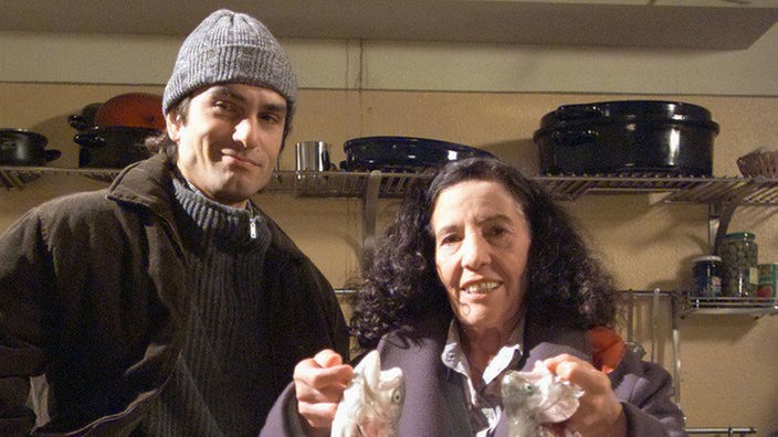 Unangenehme Überraschung für Mikis: Elena (Domna Adamopoulou, mit Hermes Hodolides) wird ihn heute in die Kunst der Fischzubereitung einweisen.
