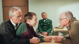 Unsanft gelandet: Tom (Johannes Scheit, Mitte) und Hans (Joachim Hermann Luger, links) besuchen Backhaus (Heinz W. Krückeberg), der nach der Ballonfahrt inhaftiert wurde.