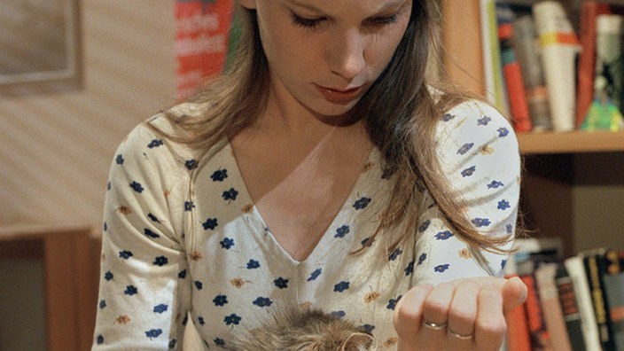 Unschön: Julia (Tanja Schmitz) ist von der Katze, die sie aus einem Versuchslabor mitgenommen hat, gebissen worden.