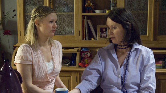 Urszula (Anna Nowak-Ibisz, rechts) schüttet bei Tanja (Sybille Waury) ihr Herz aus: Sie fürchtet, ihre Familie endgültig zu verlieren.