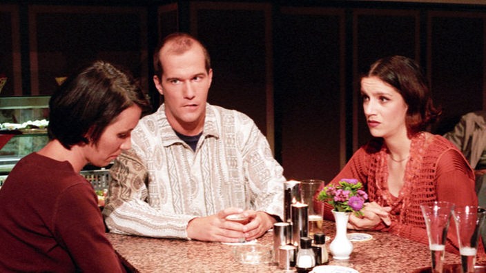 Urszula (Anna Nowak, links) ist unglücklich und weint sich bei Carsten (Georg Uecker) und Beate (Susanne Gannott) aus.
