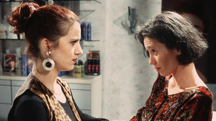 Urszula (Anna Nowak, rechts) erzählt Beate (Susanne Gannott) von ihren Sorgen um Wanda und Jaruslav.