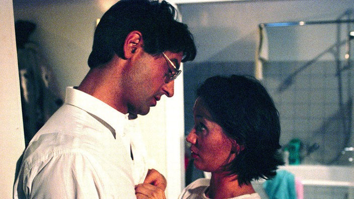 Urszula (Anna Nowak) tröstet Paolo (Sigo Lorfeo), der riesige Probleme im "Casarotti" hat.