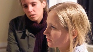 Valerie (Nadine Spruß, links) ist sauer auf Lisa (Sontje Peplow). Die hat den wirklichen Vater ihres Kindes monatelang geheim gehalten.