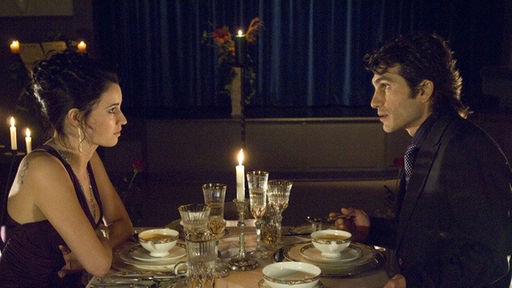 Vasily (Hermes Hodolides) hat sich schwer ins Zeug gelegt und ein romantisches Abendessen für zwei im &#8222;Akropolis&#8220; inszeniert. Angelina (Daniela Bette) ist davon allerdings wenig angetan.
