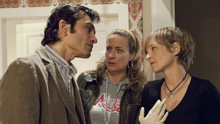 Vasily (Hermes Hodolides) stellt Steffi (Isabell Brenner, rechts) zur Rede: Warum hat sie Sandra (Jennifer Steffens) mit Stoff versorgt?