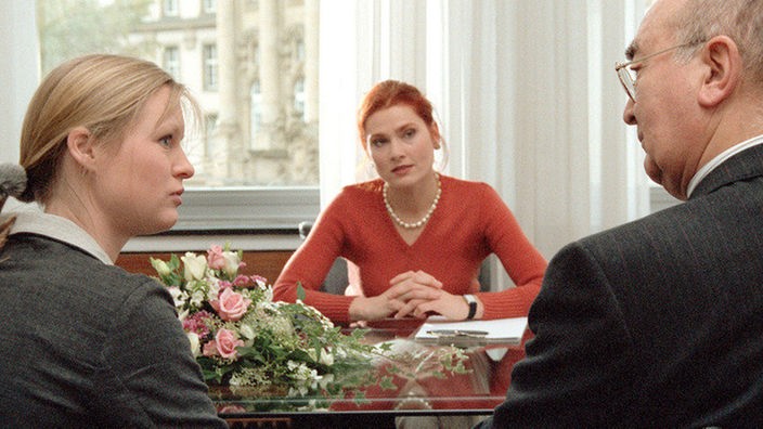 Vereint am Tisch, um fortan getrennte Wege zu gehen: Tanja (Sybille Waury, links) und Ludwig (Ludwig Haas, rechts) leiten ihre Scheidung in die Wege.