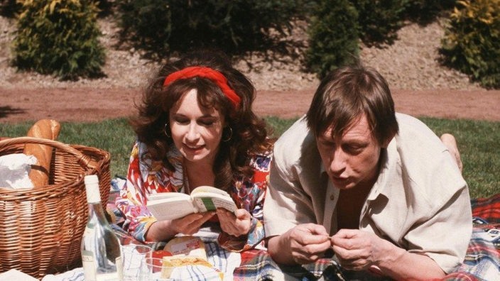 Verliebt machen Vera (Ria Schindler) und Franz (Raimund Gensel) ein Picknick im Park.