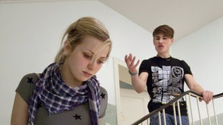 Vertrauensbruch: Nico (Jeremy Mockridge) beschimpft Lea (Anna-Sophia Claus) im Treppenhaus.