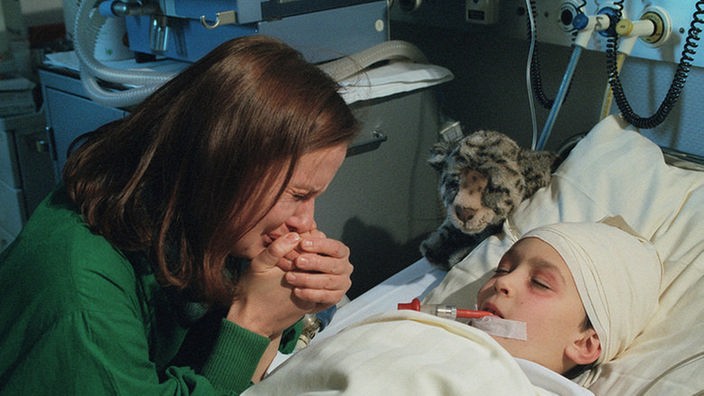 Voller Verzweiflung hält Anna (Irene Fischer) Wache an Toms (Johannes Scheidt) Bett. Wird ihr Sohn jemals wieder gesund werden?