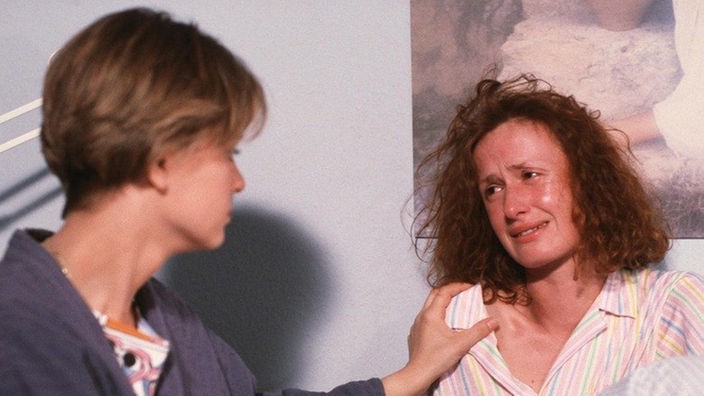 Weinend erzählt Anna (Irene Fischer, rechts) ihrer Cousine Gabi (Andrea Spatzek) von der Vergewaltigung.