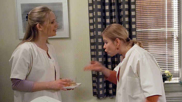 Zickenalarm: Lisa (Sontje Peplow, links) geht mit Urinproben auf ihre Kollegin Andrea (Beatrice Kaps-Zurmahr) los.