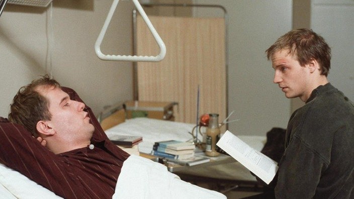 Zorro (Thorsten Nindel, rechts) besucht Carsten (Georg Uecker) im Krankenhaus.