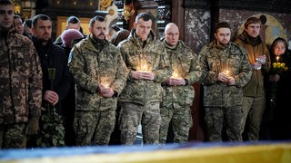 Die Kameraden eines gefallenen Soldaten nehmen bei einer Trauerfeier in der Wladimirkathedrale in Kiew Abschied.