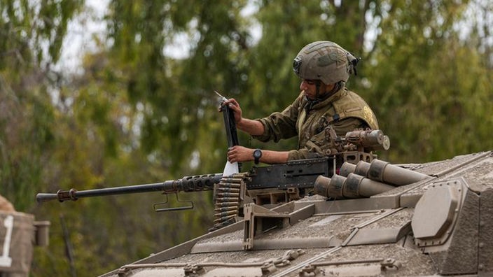 IDF Soldat Läd ein auf einem Merkava Panzer montierts Browning M2 Maschinengewehr
