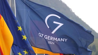 Europafahnen, Deutschlandfahnen und Fahnen mit dem G7 Gipfel-Logo; Der G7-Gipfel findet vom 26. bis 28. Juni 2022 auf Schloss Elmau statt.