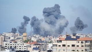 Rauch steigt von einer Explosion auf, die durch einen israelischen Luftangriff im Gazastreifen verursacht wurde. 