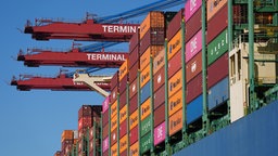Ein Containerschiff wird am Containerterminal Burchardkai (CTB) im Hamburger Hafen abgefertigt.