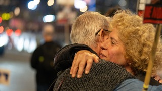 Ein Mann und eine Frau umarmen sich