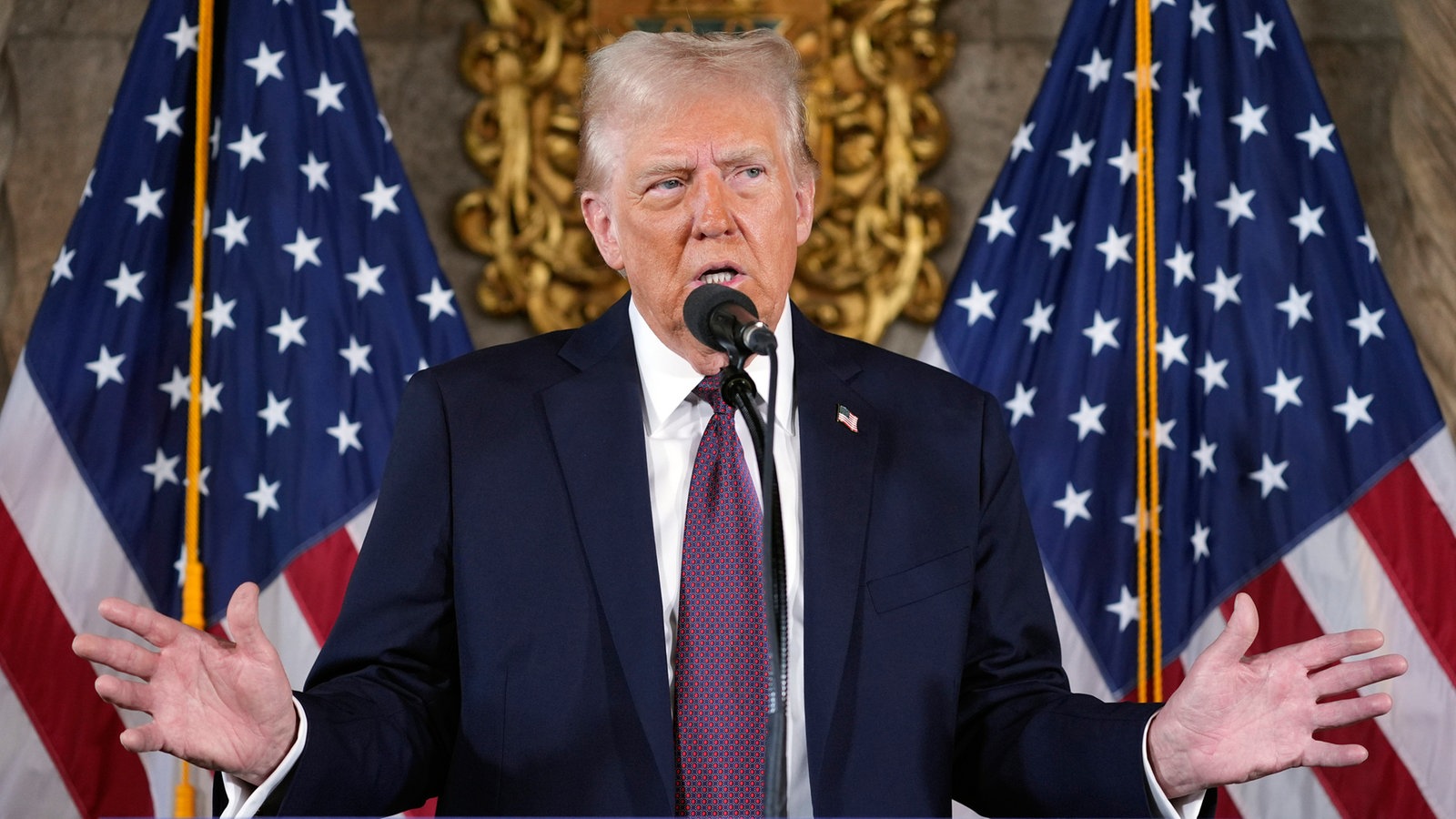 Der designierte US-Präsident Donald Trump spricht während einer Pressekonferenz in Mar-a-Lago.